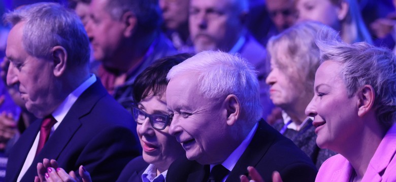 800 plus paliwem wyborczym PiS. "Dystans zwiększył się niemal dwukrotnie". NOWY SONDAŻ