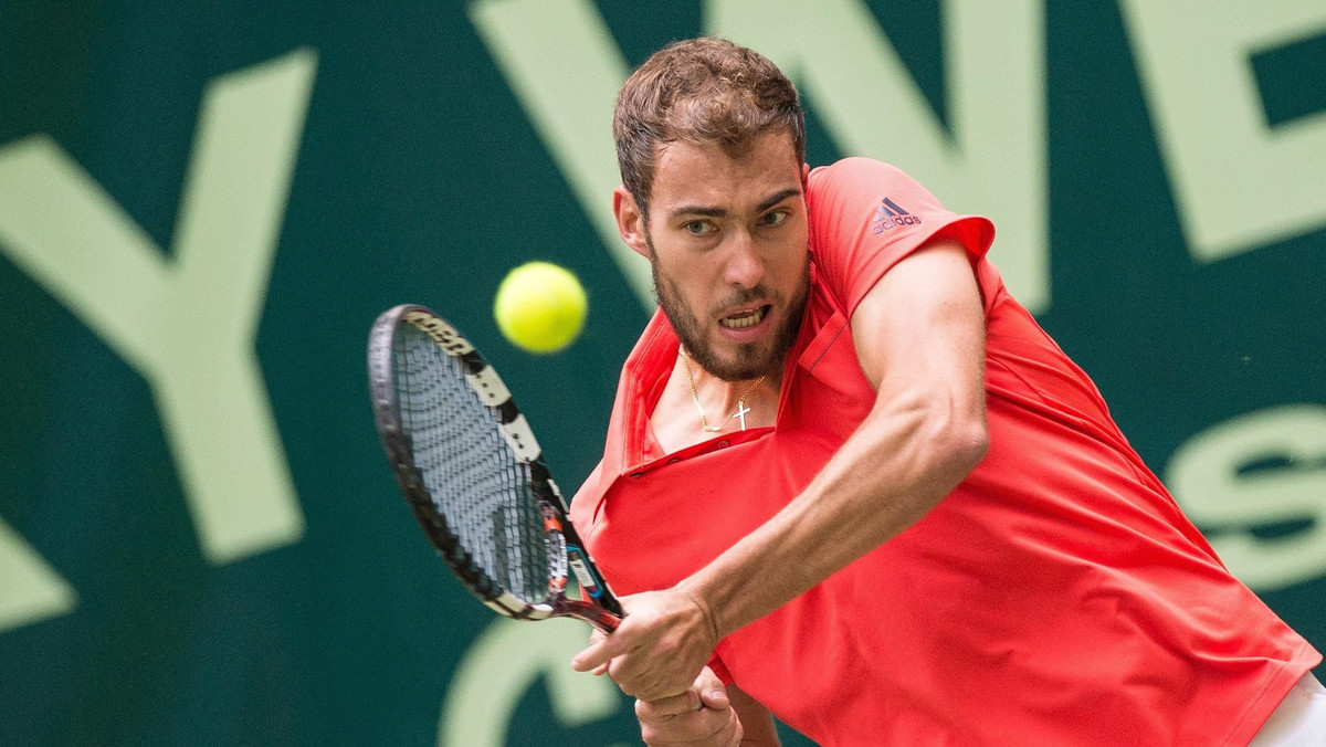 Od zwycięstwa rozpoczął Jerzy Janowicz start w rozgrywanym w belgijskim Mons challengerze z sumą nagród wynoszącą 106 tysięcy euro. W poniedziałkowym meczu pierwszej rundy Polak pokonał Słowaka Lukasa Lacko 6:4, 6:4.