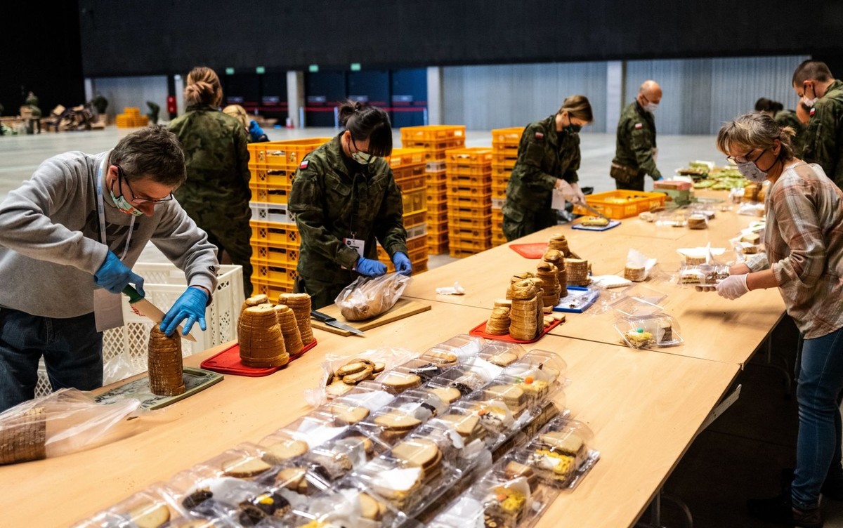 Przygotowania wielkanocnych paczek