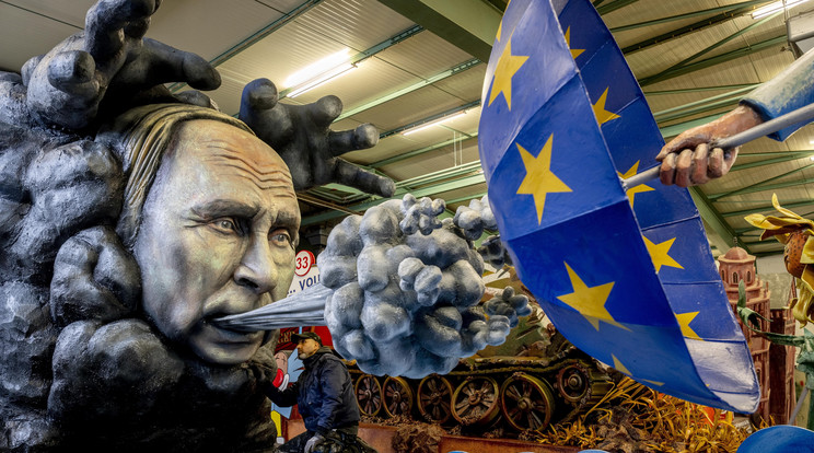 Vlagyimir Putyin orosz elnököt ábrázoló gúnyfigura egy gondolán a Mainzi Karneválszövetség (MCV) gondolatermében rendezett sajtóeseményen, két nappal a mainzi karnevál kezdete előtt / Fotó: MTI / AP / Michael Probst