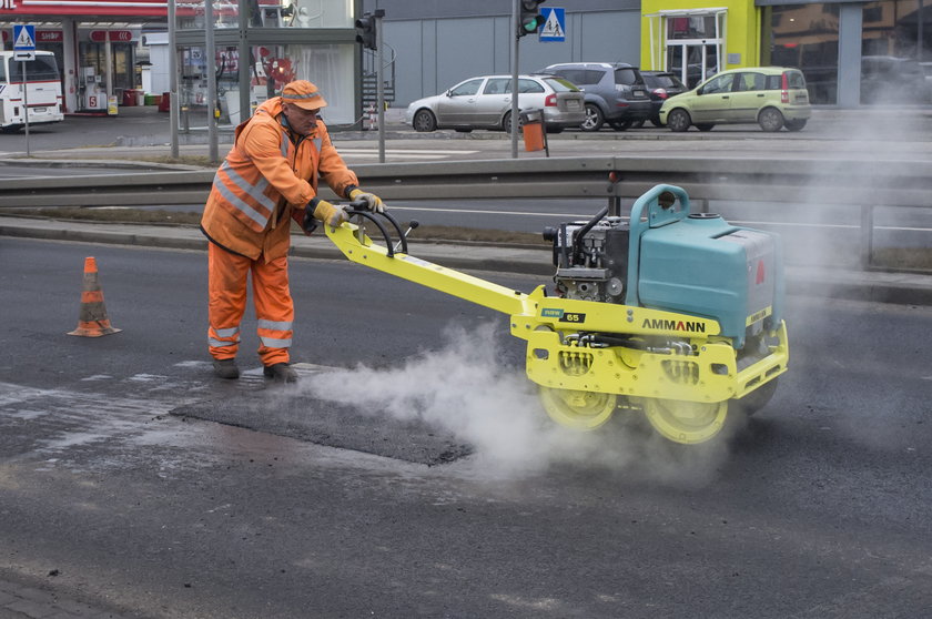 Drogowcy walczą z dziurami