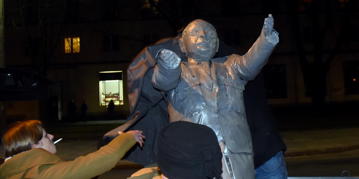 Demonstranci obalili pomnik Kaczyńskiego