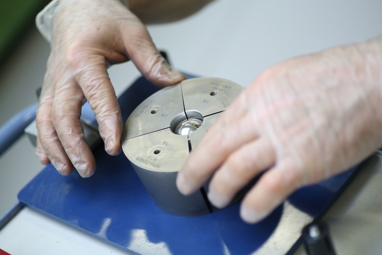 A skąd nazwa monety? Otóż na kuli ziemskiej umieszczone są kryształy Swarovski Elements, które pokazują położenie geograficzne „Siedmiu Nowych Cudów Świata”.

<br><br>(zuz) PAP/Leszek Szymański