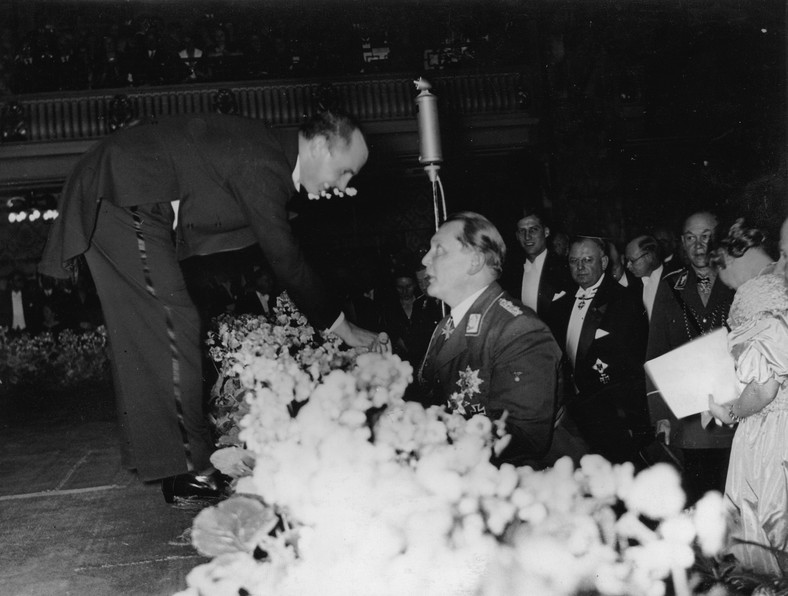 Herman Göring ściska dłoń Jana Kiepury po jego występie w Berlinie, 1935 r.