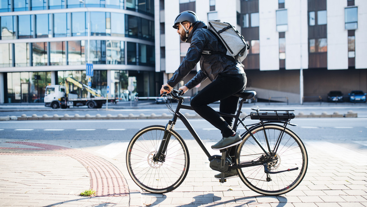 Rowery elektryczne to ekonomiczny, komfortowy i przyjazny dla środowiska środek transportu. Są również bardzo wygodne w prowadzeniu, łatwe do ładowania i konserwacji, zaś ich zasięg pozwala nie tylko poruszać się sprawnie między pracą a domem, ale również wyjechać rekreacyjnie za miasto. Sprawdź czy to już czas, by klasyczne „dwa kółka” zmienić na nowoczesny rower elektryczny.