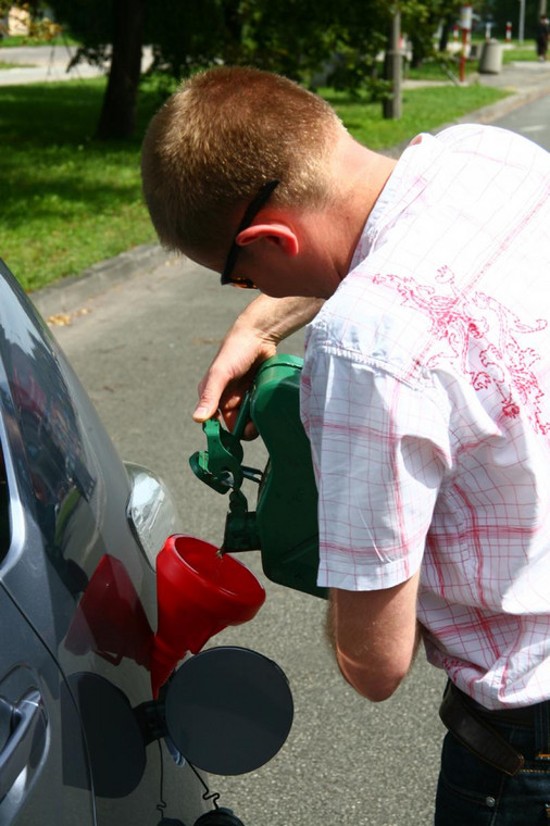 Włączenie się kontrolki rezerwy uzależnione jest w większości aut od fizycznej ilości paliwa w baku