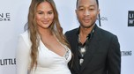 Chrissy Teigen w zaawansowanej ciąży na rozdaniu nagród Daily Front Row