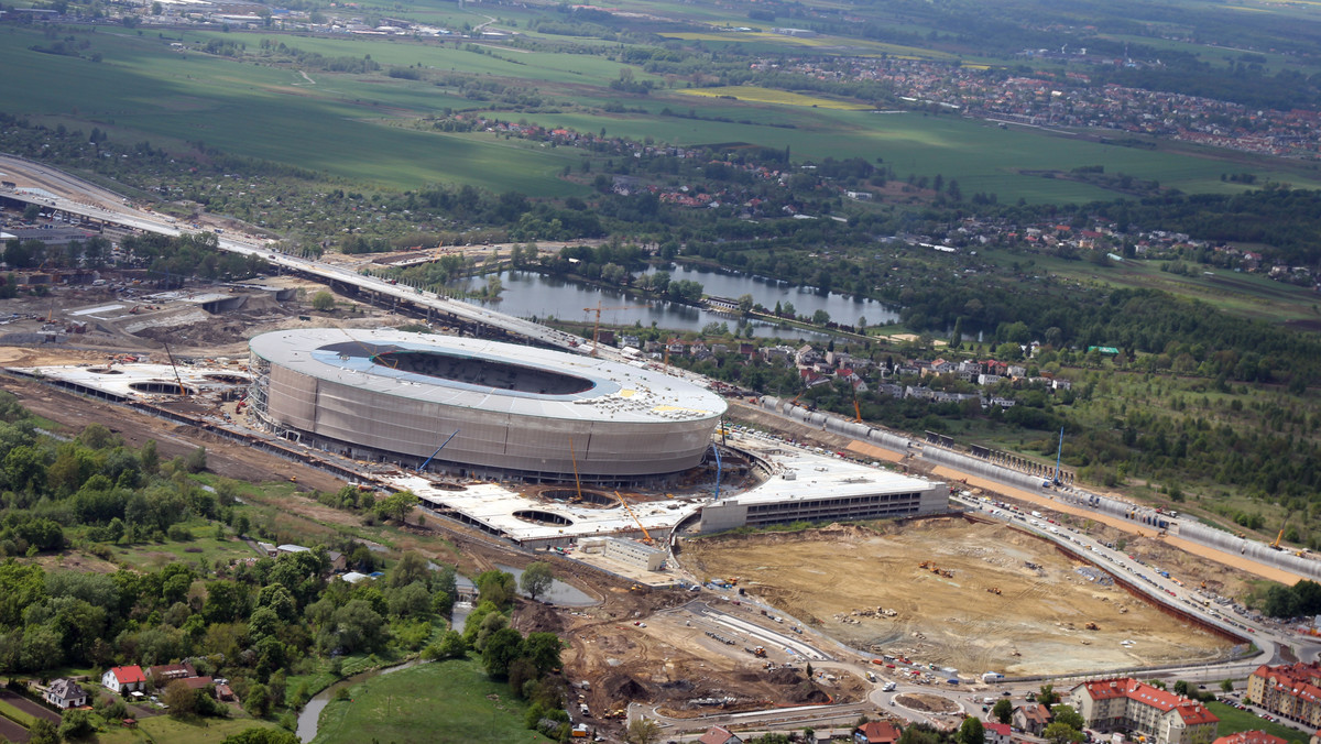 Dziura w ziemi, która pozostała przy otwartym na Euro stadionie we Wrocławiu, w najbliższy wtorek zostanie sprzedana - informuje Radio Wrocław.