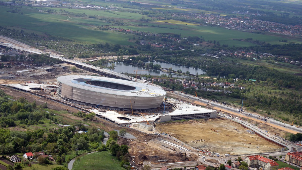 Dziura w ziemi, która pozostała przy otwartym na Euro stadionie we Wrocławiu, w najbliższy wtorek zostanie sprzedana - informuje Radio Wrocław.