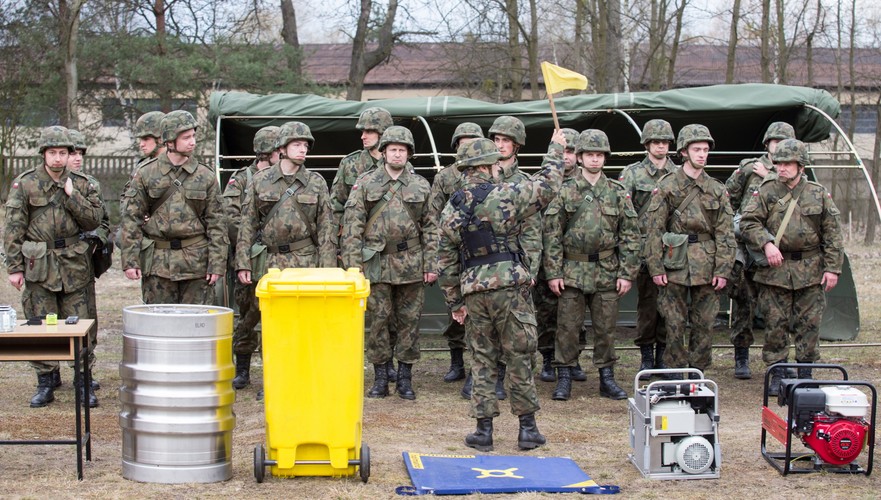 Rezerwiści podczas ćwiczeń mobilizacyjnych na poligonie 5. Pułku Chemicznego w Tarnowskich Górach<br><br>fot. (mgo) PAP/Andrzej Grygiel