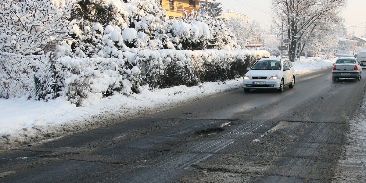 Nowy asfalt już się sypie.