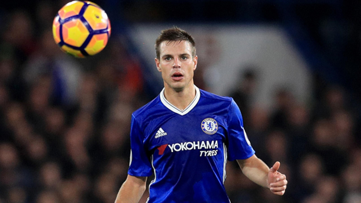 Ten sezon dla 27-letniego zawodnika jest znakomity. Cesar Azpilicueta gra bardzo dobrze, a Chelsea prowadzi w tabeli Premier League. Teraz hiszpański lewy obrońca przedłużył umowę ekipą z zachodniego Londynu. Na mocny nowego kontraktu będzie występował na Stamford Bridge do końca czerwca 2020 roku.