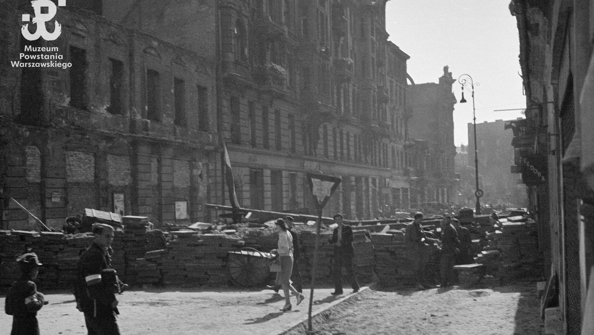 Barykada na ulicy Brackiej, Śródmieście Północne. Ujęcie spod domu przy ul. Brackiej 21 w kierunku południowym. Za barykadą po lewej: fragment ruin kamienicy Jaroszyńskiego (nr 20), kamienica Kiersnowskiej (nr 18) i częściowo zburzona kamienica Stöla (nr 16)