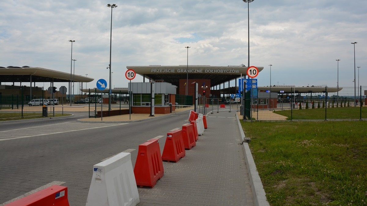 Funkcjonowanie jedynego w województwie lubelskim przejścia granicznego dla pieszych i rowerzystów może zostać przedłużone o kolejne pół roku. Jutro upływa termin pilotażowego programu, który pozwalał na jego funkcjonowanie. Dodatkowo wojewoda lubelski zaplanował w budżecie na 2018 r. środki na rozpoczęcie prac przekształcenia przejścia w stałe.