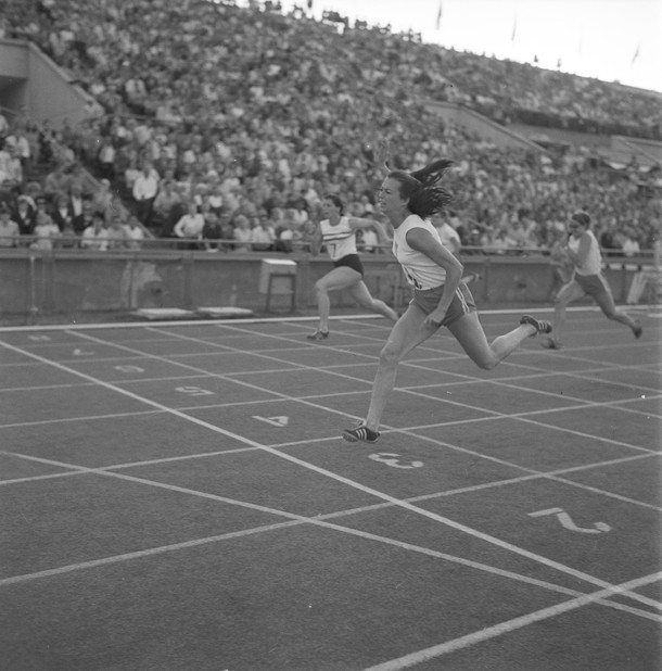 Warszawa, czerwiec 1970. Stadion Dziesięciolecia, Memoriał Janusza Kusocińskiego. Teresa Sukniewicz na finiszu