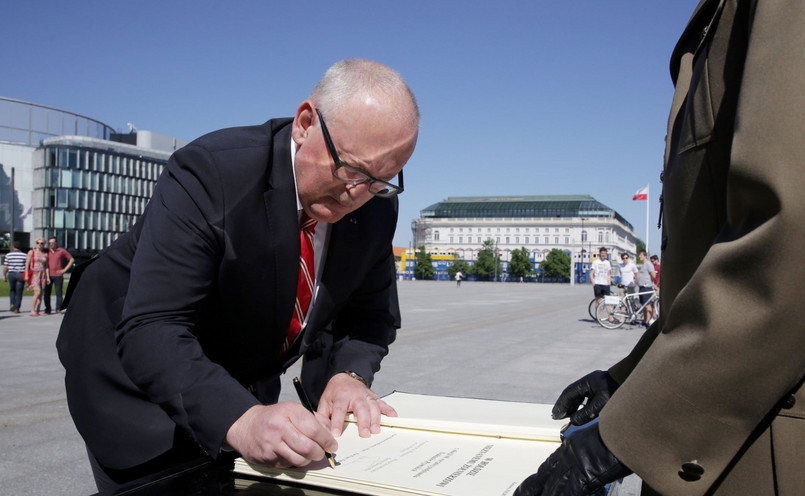 Chciałbym, żeby Frans Timmermans posłuchał konferencji prasowej prezesa Jarosława Kaczyńskiego o dwukadencyjności i zrozumiał, że polityk odpowiedzialny czasami po prostu staje w świetle kamer i przyznaje, że wycofuje się z jakiegoś pomysłu - mówi Szczerski.