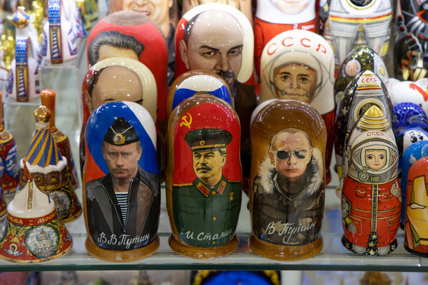 Matrioszki z wizerunkami m.in. Putina, Stalina, Lenina. Moskwa, Rosja