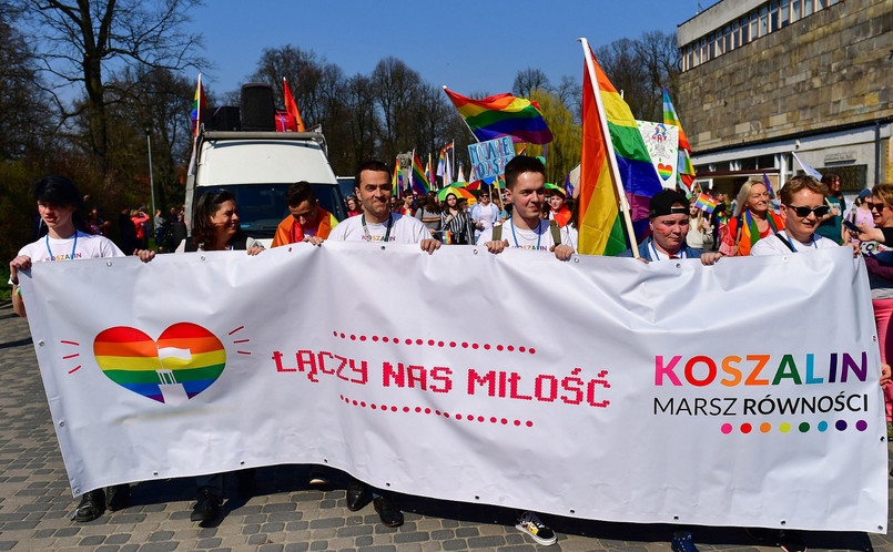 Marsz Równości odbył się pod hasłem "Łączy nas miłość". Był pierwszym zorganizowanym w Koszalinie i pierwszym w tym roku w Polsce. Według organizatorów wzięło w nim udział około tysiąca osób. Manifestujący przeszli ulicami: Kościuszki, Piłsudskiego, Traugutta, a następnie ul. Zwycięstwa, główną arterią miasta. Zakończyli marsz na Rynku Staromiejskim, który otoczyła policję.