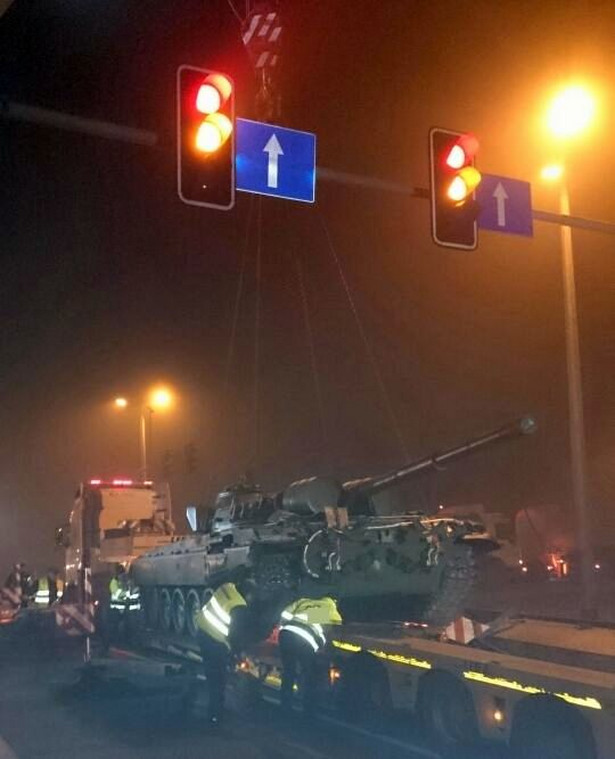 Wypadek nocnego transportu w Pszczynie. Czołg nie był polski. FOTO