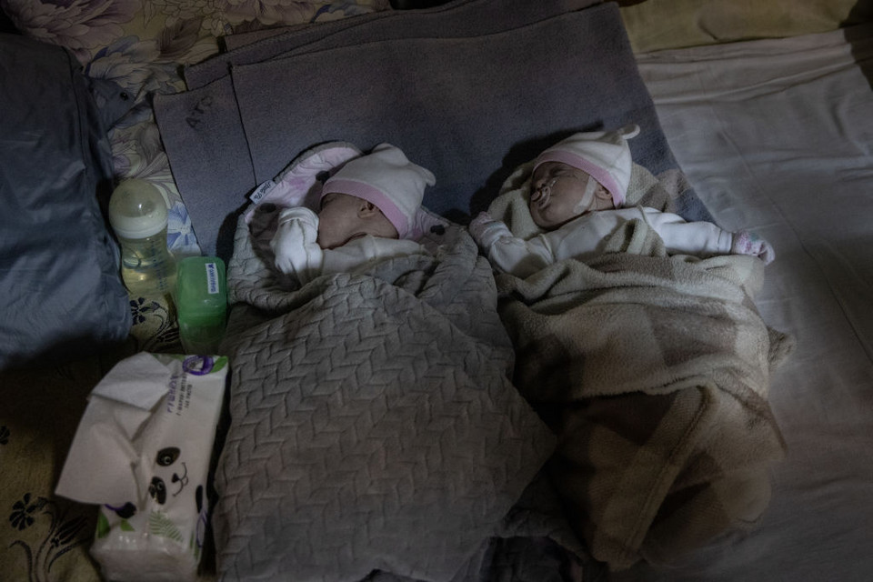 Śpiące bliźniaki przebywające w schronie Szpitala Dziecięcego Ohmatdyt