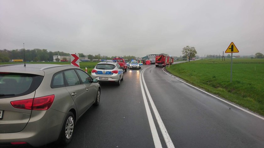 Autokar z dziećmi zderzył się z osobówką. Nie żyje jedna osoba