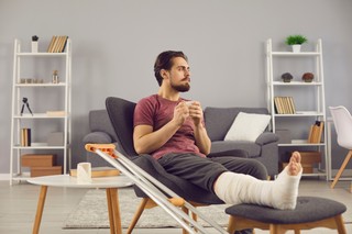 Zwolnienie lekarskie w trakcie urlopu nie zawsze go przerywa. Czy przerwany urlop przepada?