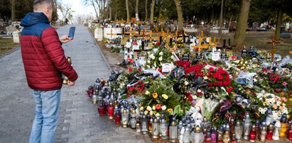 Na grobie Romana Kostrzewskiego pojawił się kontrowersyjny symbol, który wielu osobom mógł się nie spodobać. Szybko zniknął [ZDJĘCIA]