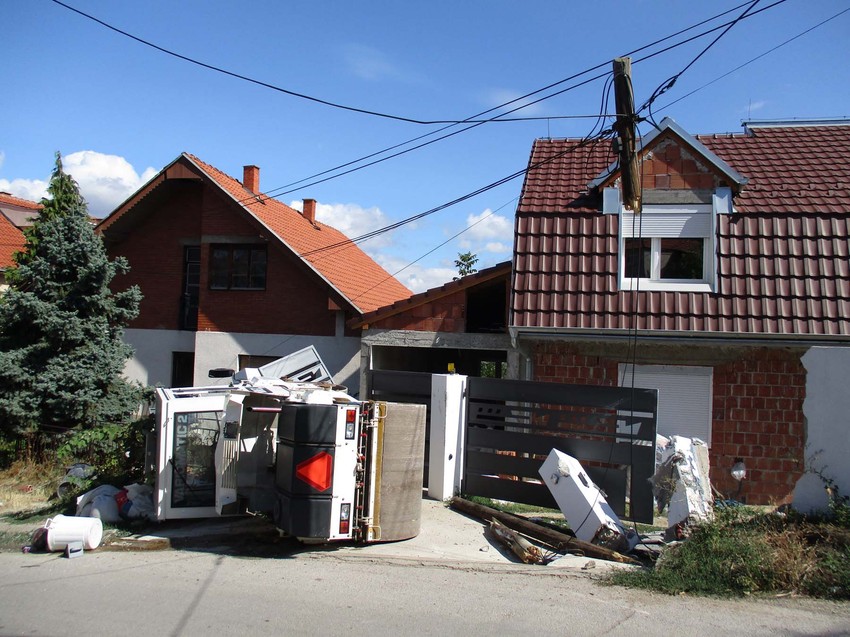 Građevinski valjak udario u ogradu kuće u Ulici Babičkih odreda u Nišu 
