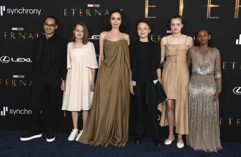 Angelina Jolie z dziećmi: Maddoxem, Vivienne, Knoxem, Shiloh i Zaharą