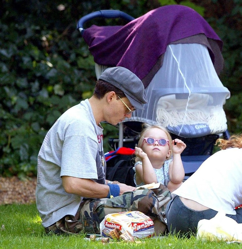 Johnny Depp i Vanessa Paradis na pikniku  z dziećmi w Londynie
