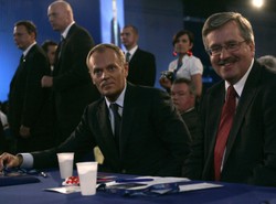 Komorowski wykorzystuje swój czas. Trzyma Tuska w szachu