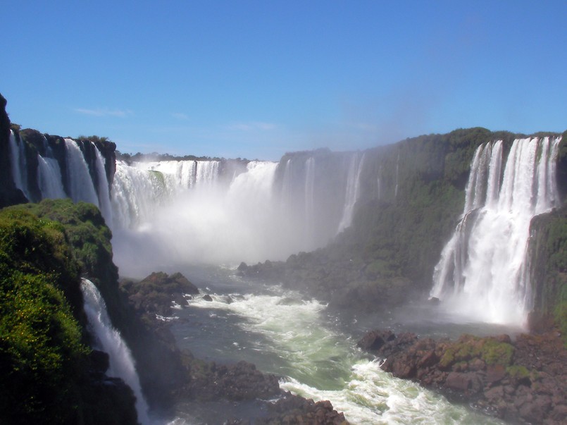 Groźna kipiel wodospadów Foz do Iguacu