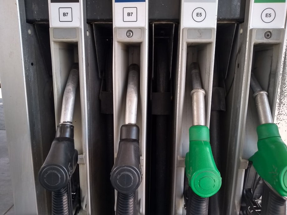 Nowe oznaczenia na jednej z warszawskich stacji benzynowych
