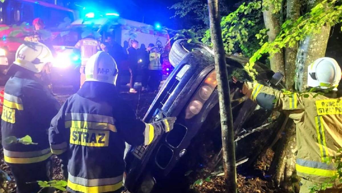 Młody kierowca rozbił BMW na drzewie w trakcie nocnej przejażdżki