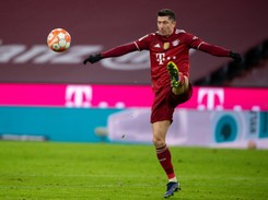 Lewandowski strzelił dwa gole i wyrównał kolejny rekord Muellera [WIDEO]