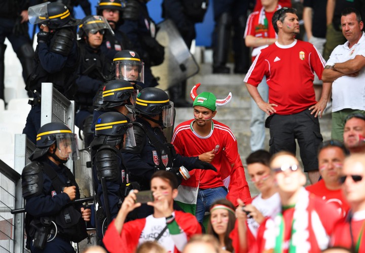 To nie są grzeczni chłopcy. Węgrzy bili się z Policją w trakcie meczu z Islandią