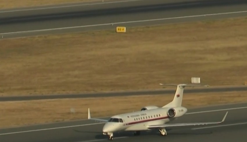 Avion koji prevozi telo Ratka Mladića