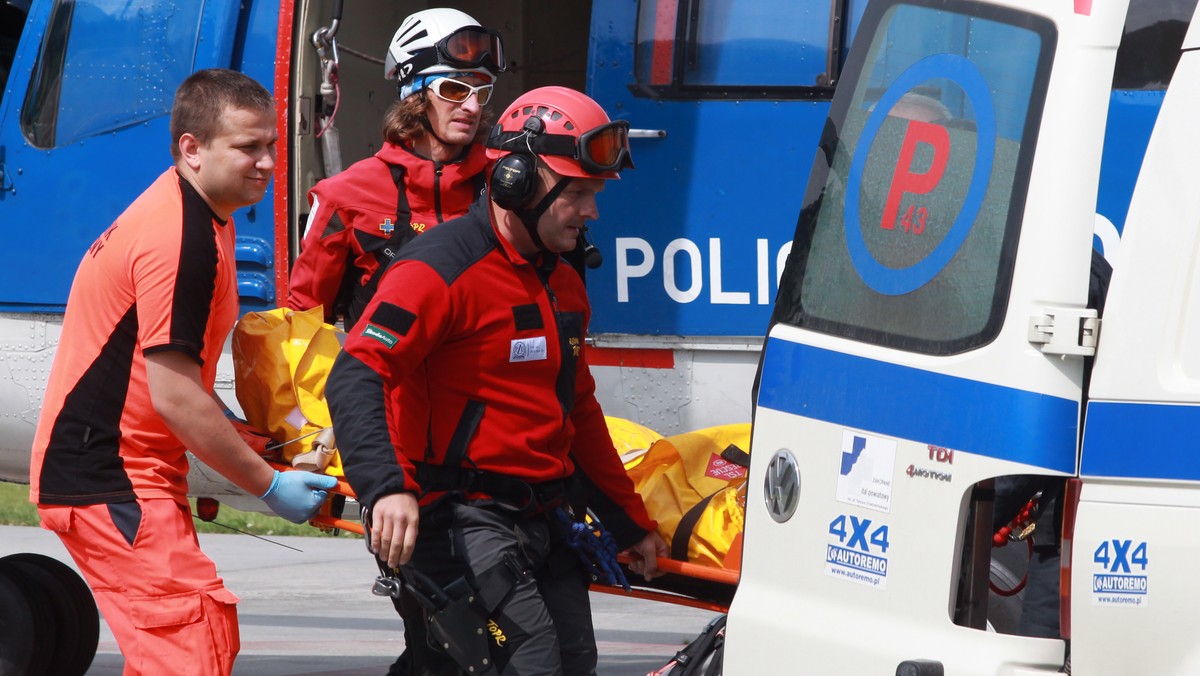 Wypadek na Rysach. 19 godzin trwała nieprzerwana akcja ratunkowa w Tatrach. W przepaść ze szczytu Rysów spadł 19-latek, który samotnie wybrał się w góry i zgubił. Ranny katowiczanin trafił do szpitala w Popradzie, jego życiu nie zagraża niebezpieczeństwo - informuje "Tygodnik Podhalański".