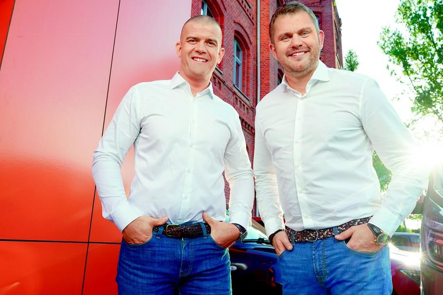 Bartosz Chojnacki i Kamil Makula zaczynali od organizowania finansowania na zakup używanych aut. Dziś wciąż zarabiają na leasingu i kredycie,ale już we własnym serwisie internetowym sprzedającym samochody od dilerów