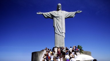 Napis "Solidarność" na figurze Chrystusa w Rio de Janeiro. Polskie barwy w kilkudziesięciu miejscach świata