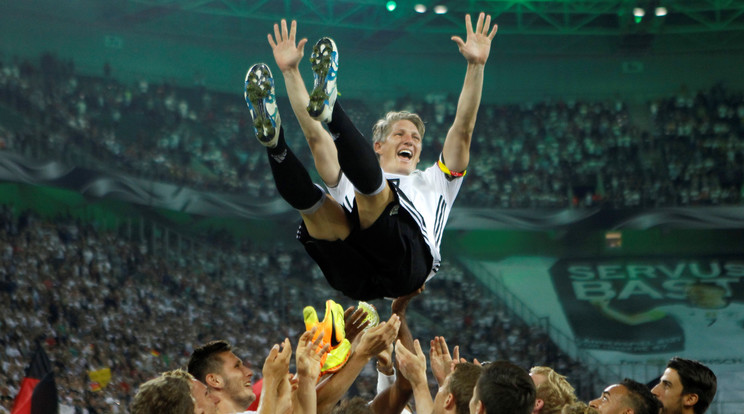 A társak így búcsúztatták Schweinsteigert / Fotó: AFP
