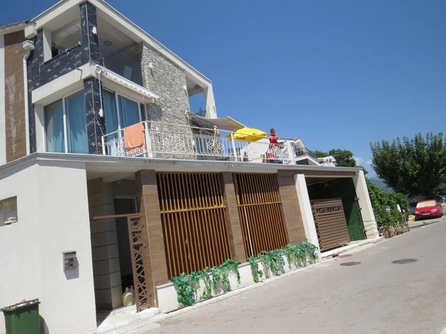 Pevač STARU KUĆU u Baošićima PRETVORIO u RASKOŠNU VILU sa više od DESET APARTMANA ZA IZDAVANJE: Jedinstveni LAJT ŠOU KREĆE ČIM ZAĐE SUNCE! (FOTO)