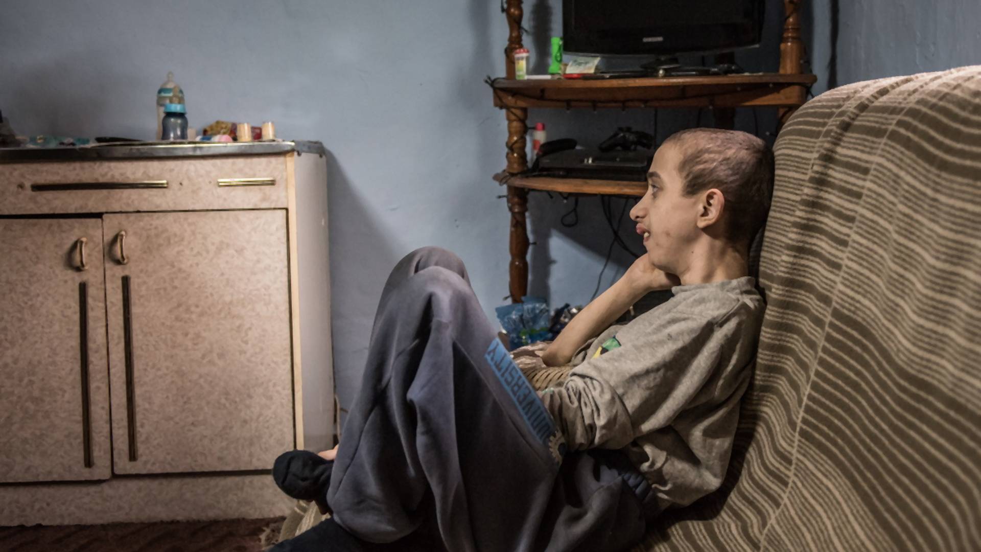 Darko ima 16 godina i nepokretan je - njegova porodica živi od 7.000 dinara mesečno i ako mu ne pomognemo, niko neće