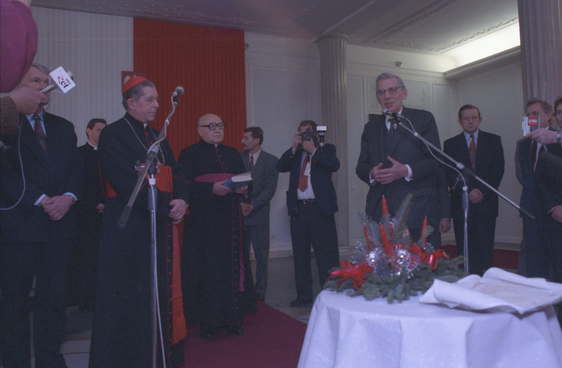 Spotkanie opłatkowe prymasa Polski Józefa Glempa z parlamentarzystami w Sali Kolumnowej 7 stycznia 1993 r.