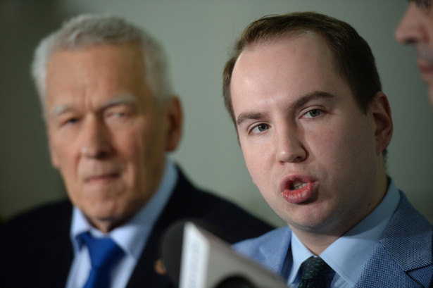 Przewodniczący koła poselskiego Wolni i Solidarni Kornel Morawiecki oraz poseł Adam Andruszkiewicz podczas konferencji prasowej w Sejmie.