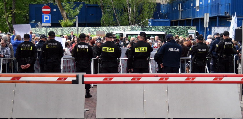 "Plują w twarz i nazywają gestapowcami". Policjant emocjonalnie o demonstracjach