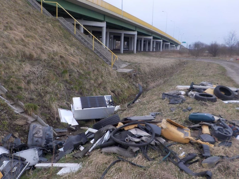 Śmieci pozostawione przy wiadukcie drogi krajowej