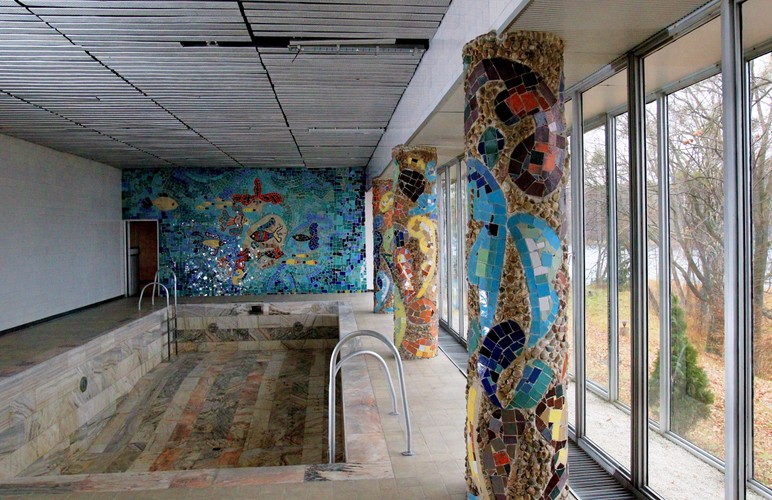 Basen w budynku hotelowym ośrodka wypoczynkowego 'Kormoran'