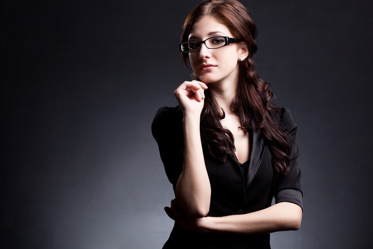 Wybierz strój w którym dobrze się czujesz i sądzisz, że dobrze w nim wyglądasz. To przełoży się na pewność siebie.