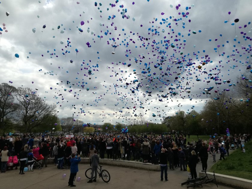 Tłumy żegnają Alfiego Evansa. W powietrze puszczono morze balonów